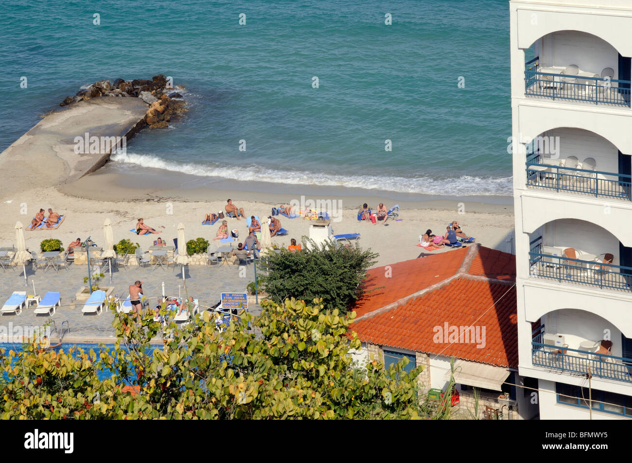 Hotel am Wasser in Kallithea Griechenland Touristen Sonnenbaden am Sandstrand Stockfoto