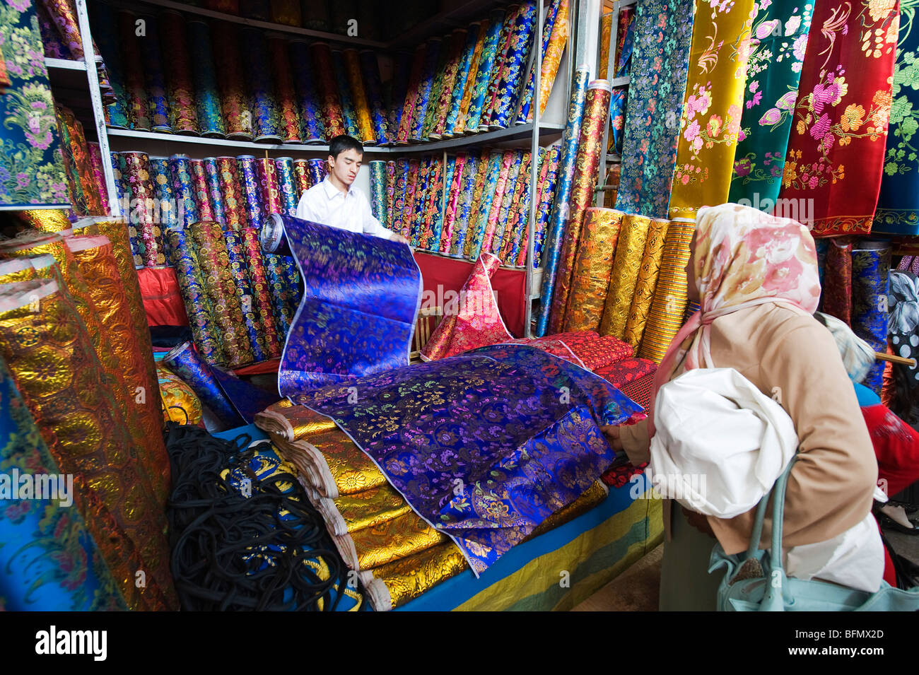 China, Provinz Xinjiang, Kashgar, Seide steht, Sonntagsmarkt Stockfoto