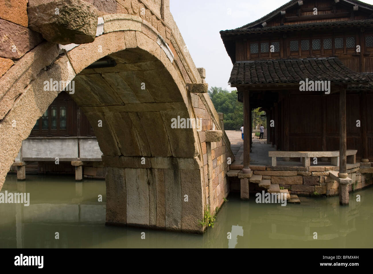 Bogenbrücke in der Wasserstadt Wuzhen.  Zhejiang Provinz, China. Stockfoto