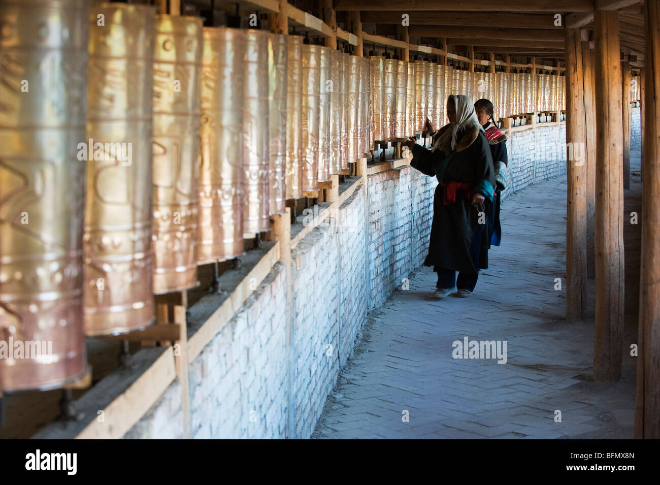 China, Provinz Qinghai, Tongren, Wutun Si Tempel in Gomar Lamakloster, Pilger Gebetsmühlen drehen Stockfoto