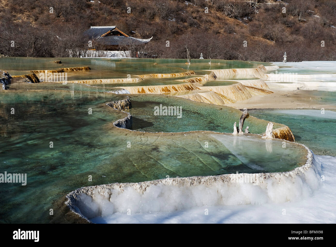 China, Provinz Sichuan, Huanglong-Nationalpark, UNESCO-Weltkulturerbe, bunte Pools von Calcit Kaution Stockfoto