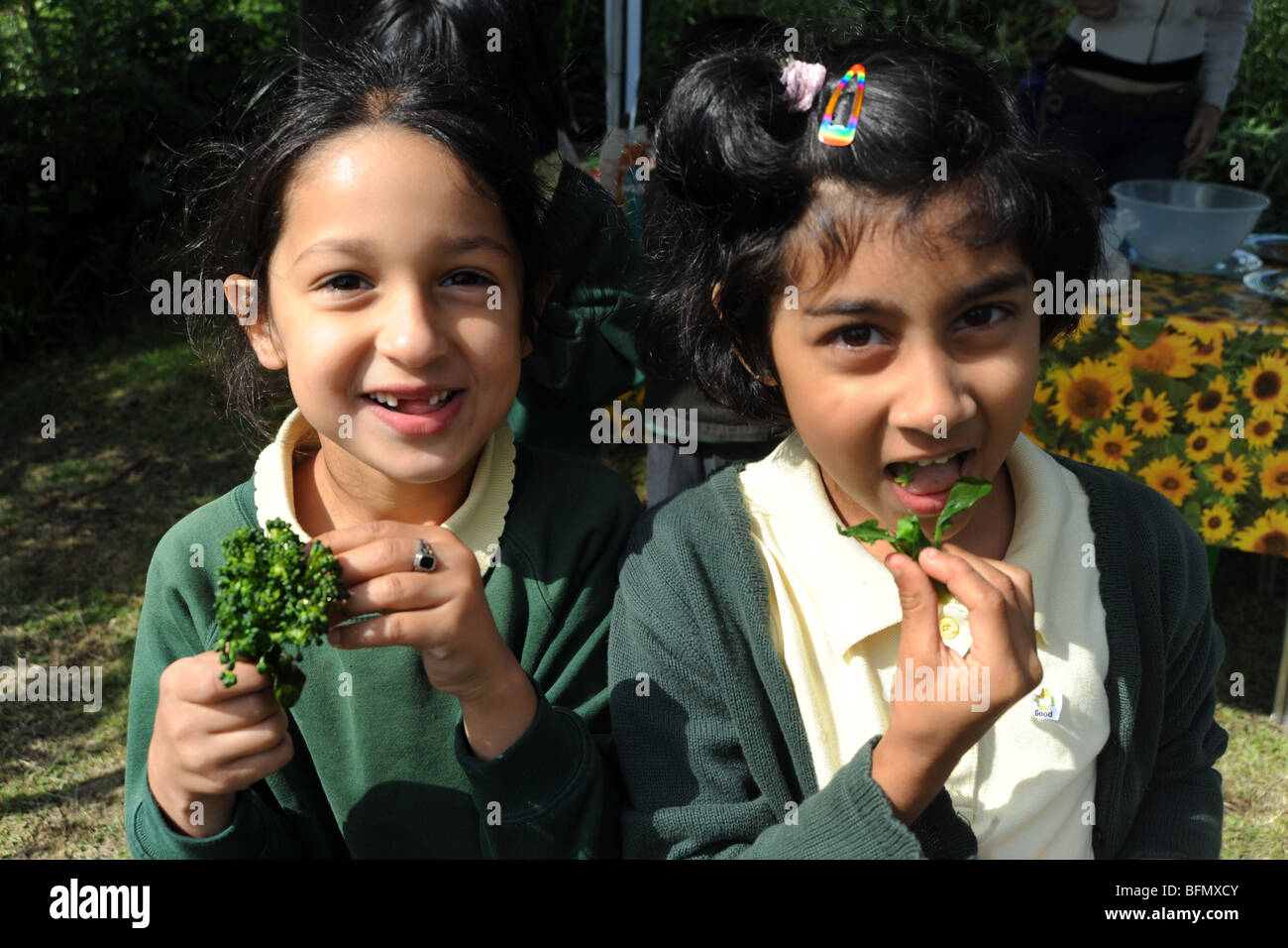 Kinder probieren Brokkoli während eines Besuchs in Kleingärten aus lokalen Schulen, Bradford Stockfoto