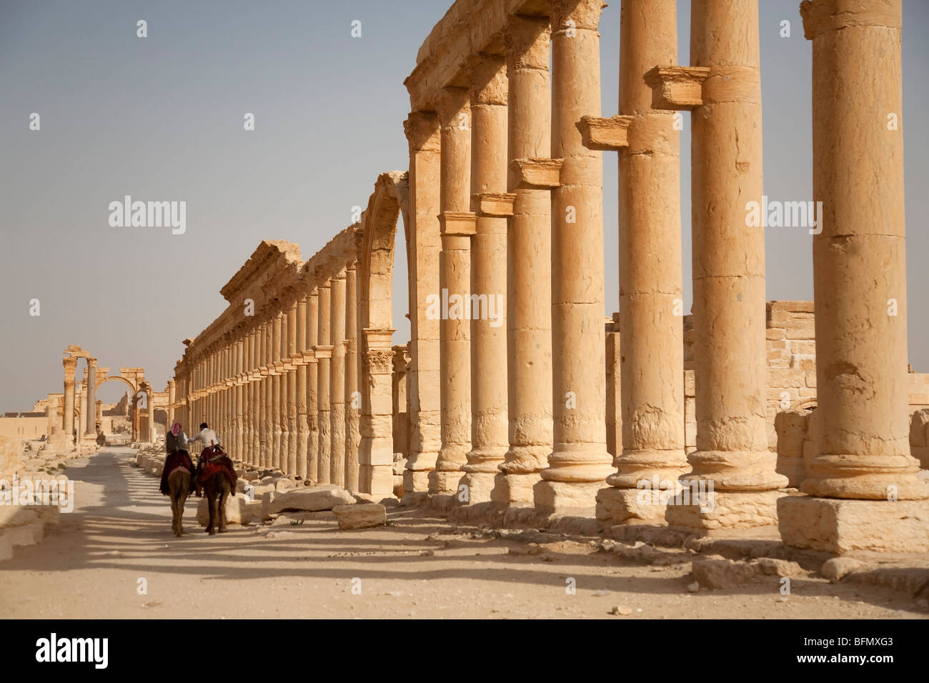 Syrien, Palmyra. Reiten unter den antiken Ruinen der Stadt der Königin Zenobia in Palmyra. Stockfoto