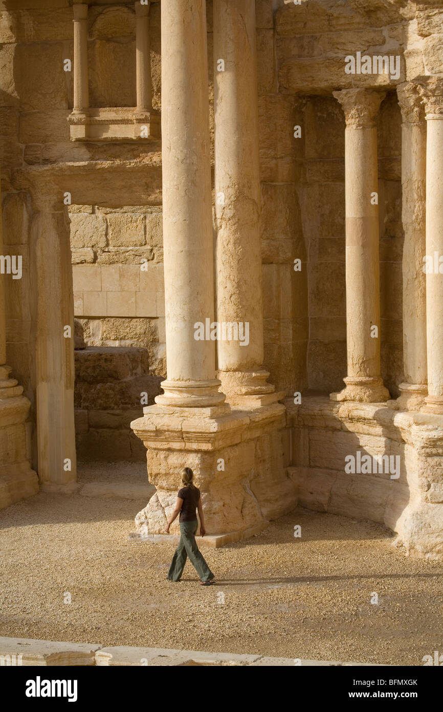 Syrien, Palmyra. Ein Tourist geht um das Amphitheater Teil der römischen Stadt Königin Zenobia in Palmyra. (MR) Stockfoto