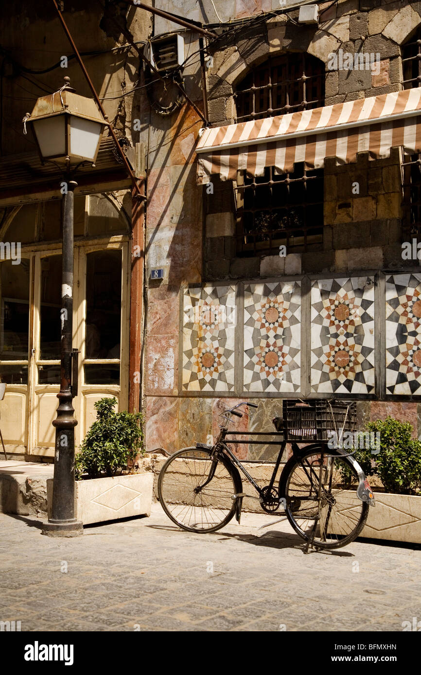 Syrien, Damaskus, Altstadt. Ein Fahrrad auf dem Ständer in einer ruhigen Straße in der Altstadt von Damaskus Stockfoto