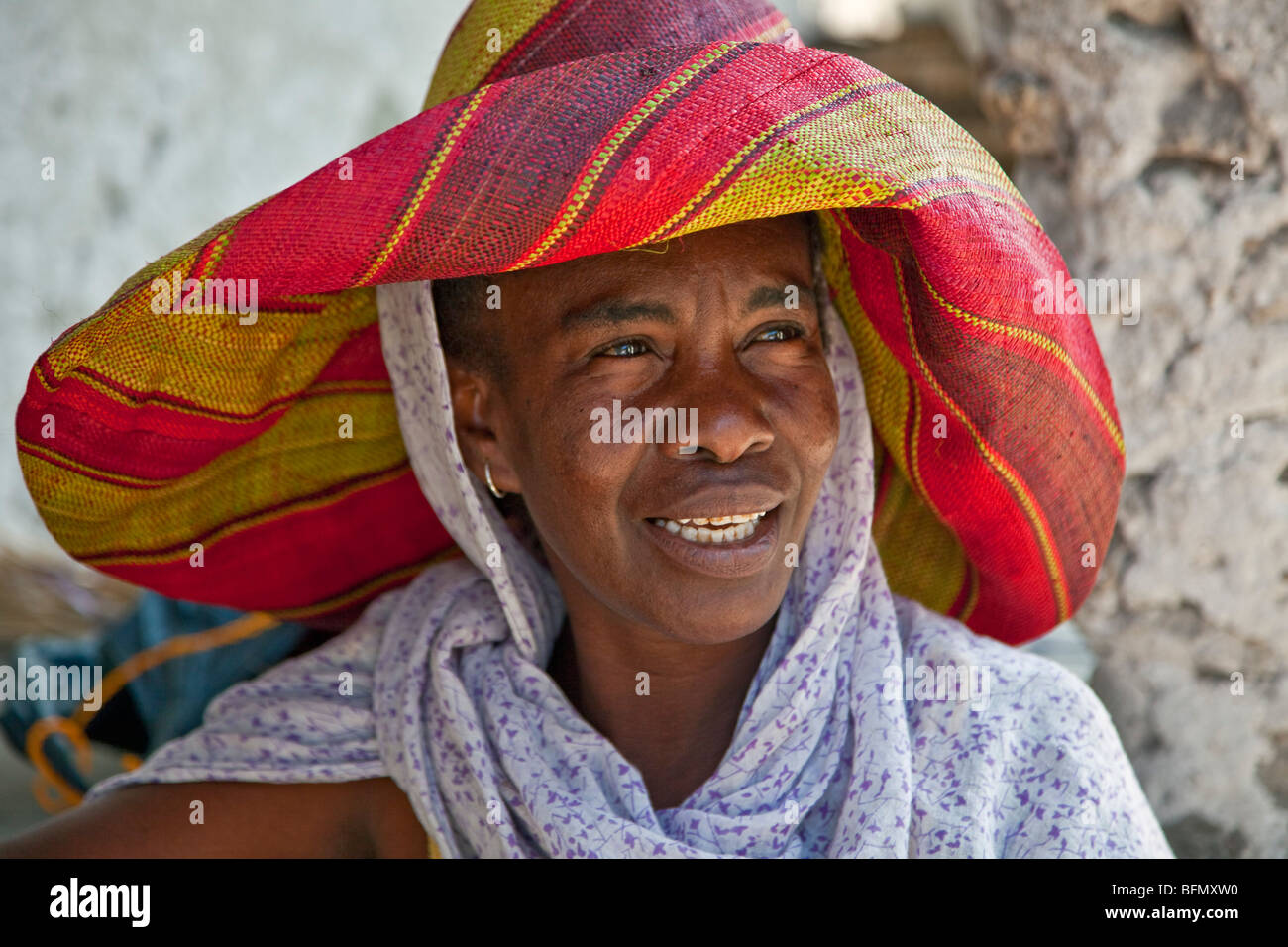 Tansania, Sansibar. Eine Zanzibari Frau in Paje Dorf. Stockfoto