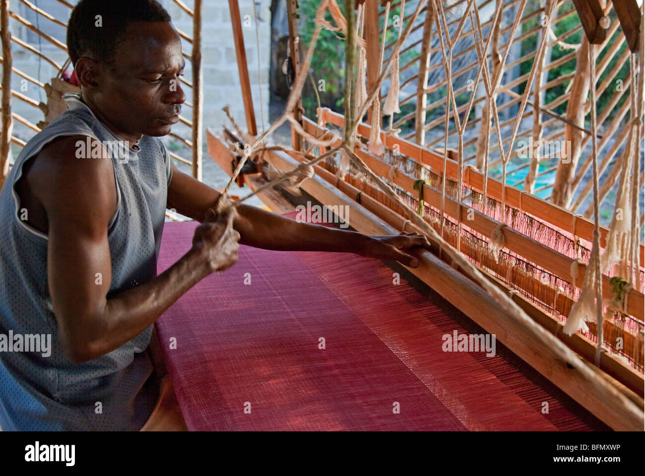 Tansania, Sansibar. Ein erfahrener Weber an seine hölzernen Webstuhl. Stockfoto