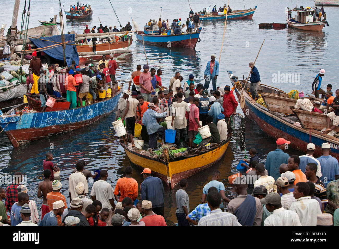 Tansania, Sansibar, Stonetown. Eine Szene in Zanzibar s Dhau-Hafen als Menschen warten, Fisch zu kaufen, von der Rückkehr Nacht Fischer Stockfoto