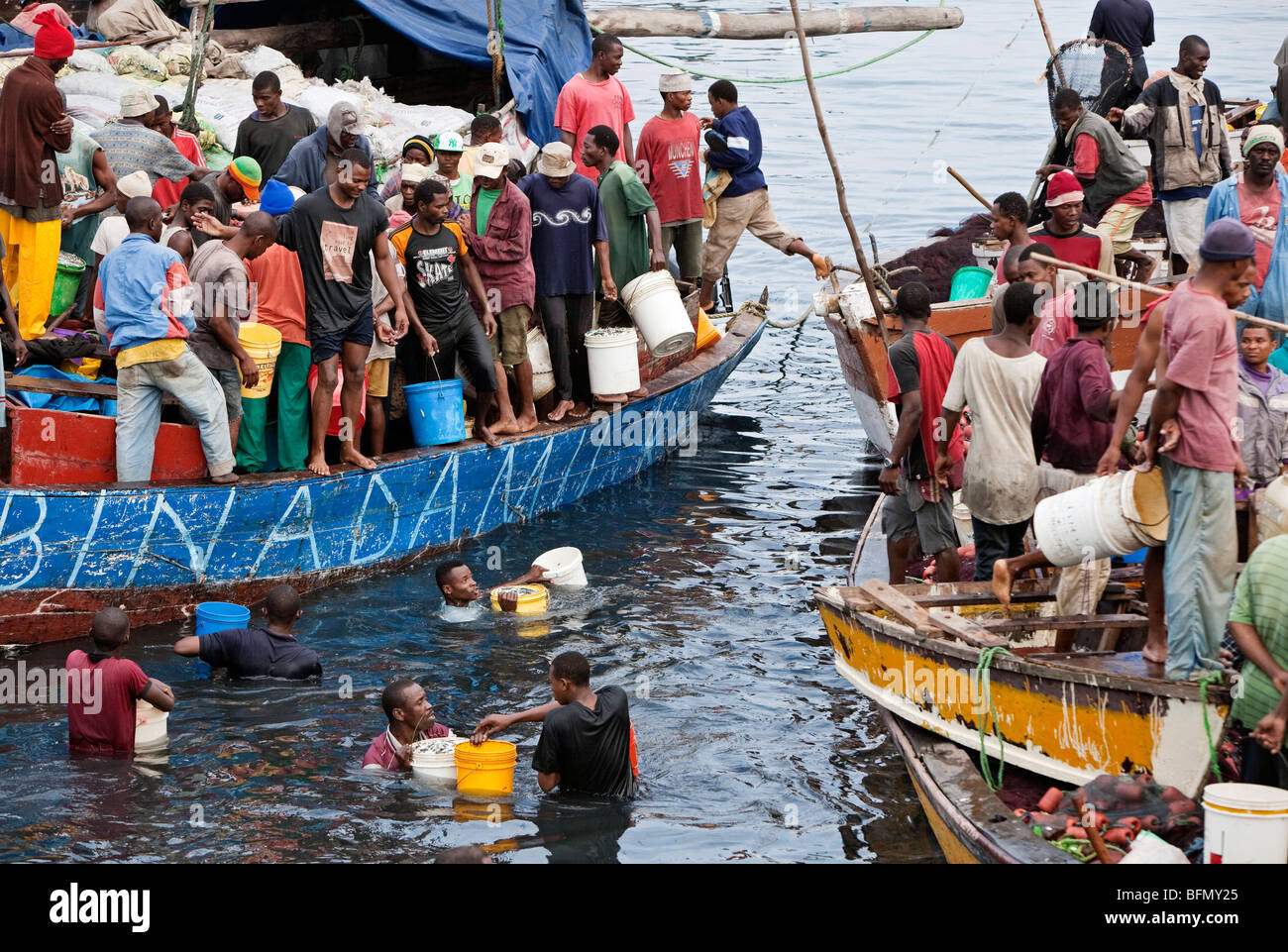 Tansania, Sansibar, Stonetown. Eine geschäftige Szene am Zanzibars Dhow Hafen wie Fisch von den Fischern aus ihr Boot direkt verkauft werden. Stockfoto