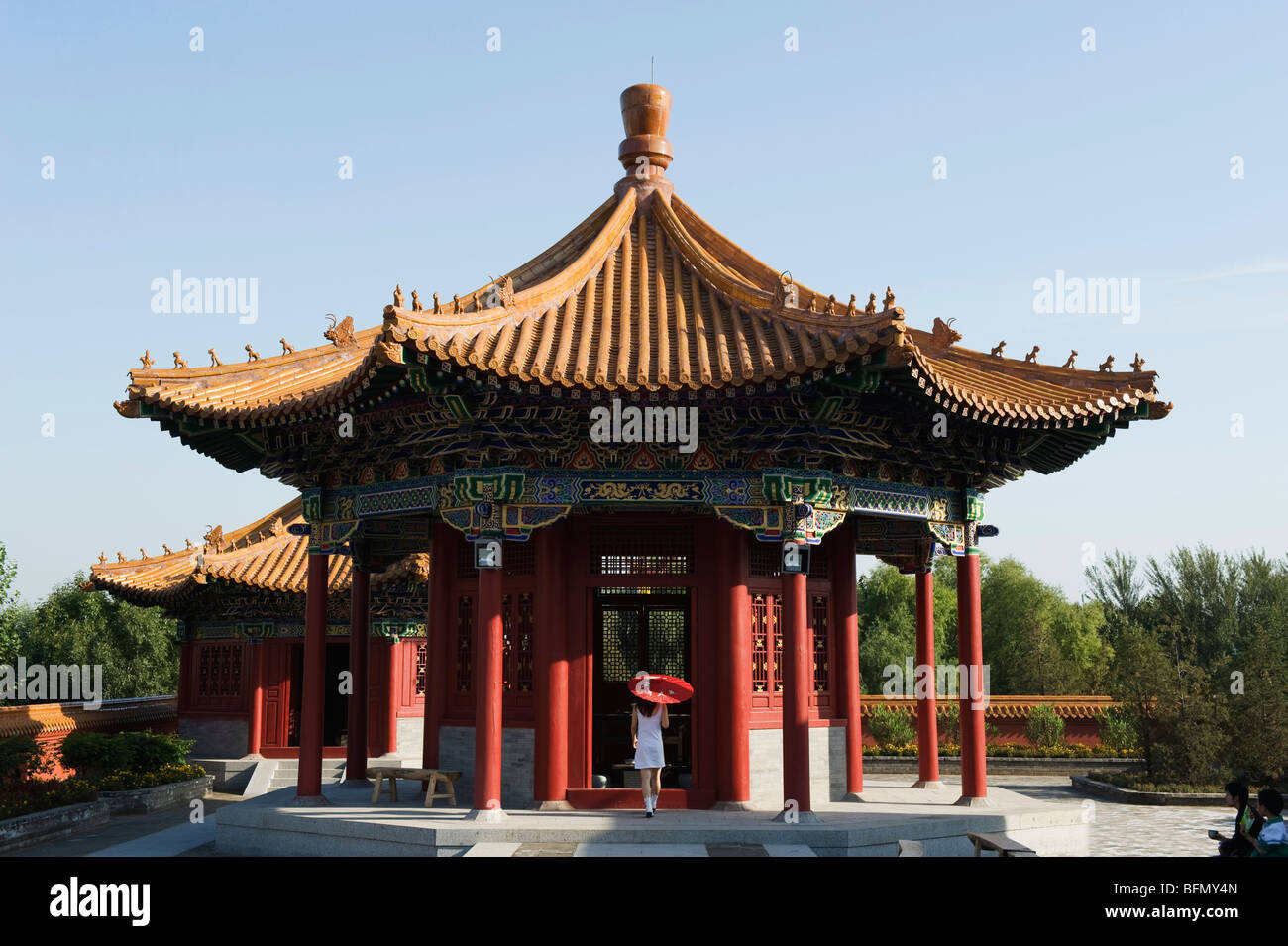 China, Beijing, ethnische Minderheiten Park, ein Mädchen mit Sonnenschirm  in einem Pavillon Stockfotografie - Alamy