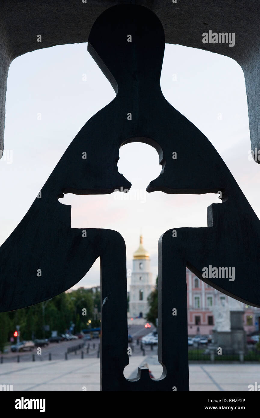 Ukraine, Kiew, Blick durch eine Statue zu St Sophias Cathedral Glockenturm, UNESCO-Weltkulturerbe (1990) Stockfoto