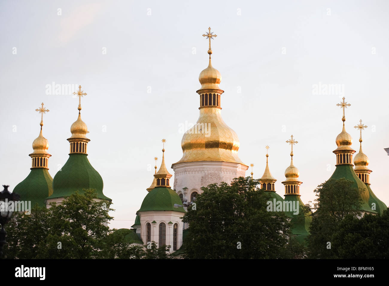 Ukraine, Kiew, St Sophias Cathedral, 1017-31 mit barocken Kuppeln und Bell tower, UNESCO-Weltkulturerbe (1990) Stockfoto