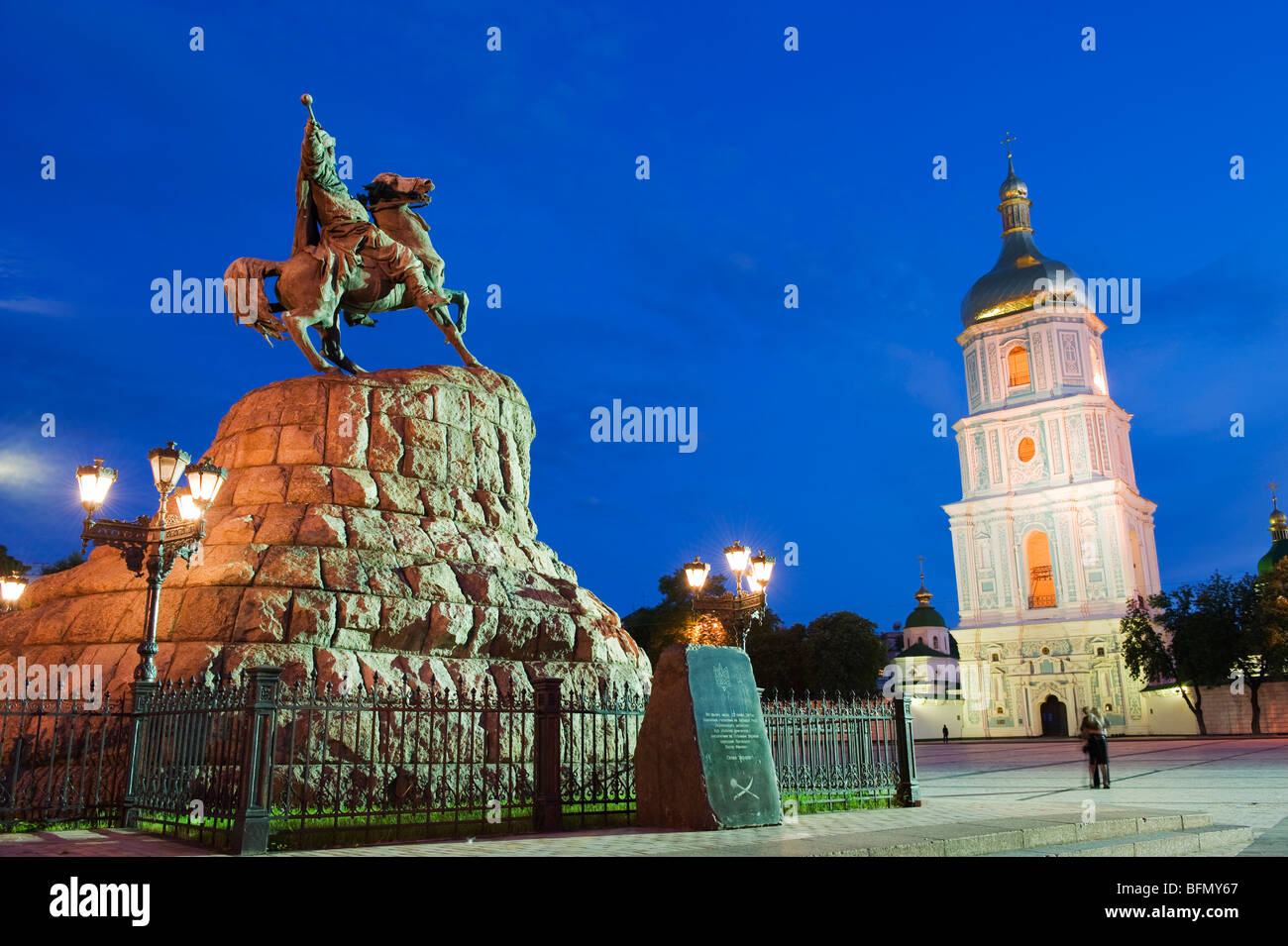 Ukraine, Kiew, St Sophias Cathedral, 1017-31 mit barocken Kuppeln und Bell tower, UNESCO-Weltkulturerbe (1990) Stockfoto