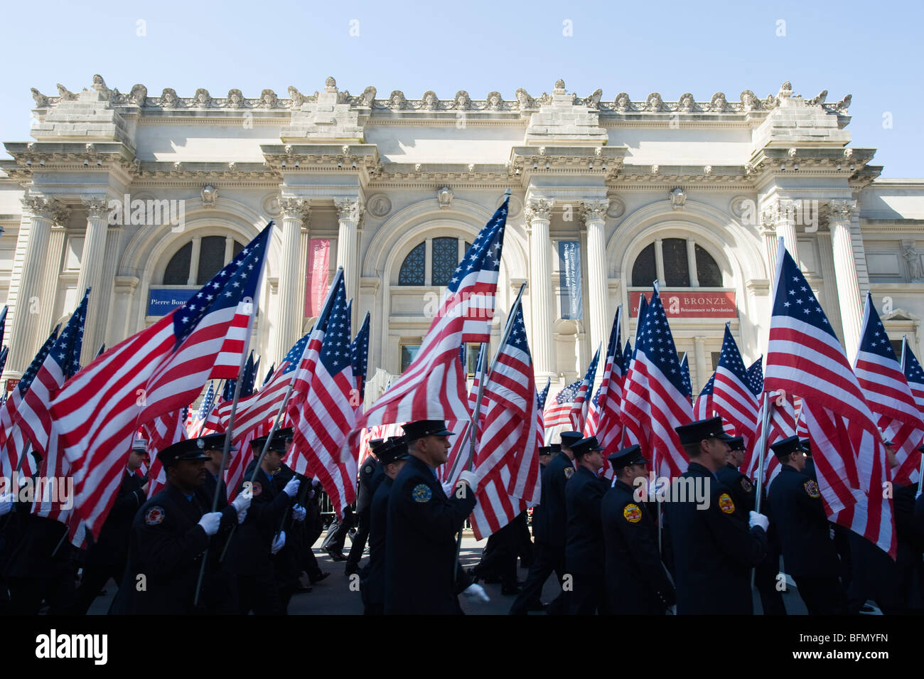 USA, Staat New York, New York City, Manhattan, amerikanische Flaggen, St. Patricks Day feiern auf der 5th Avenue Stockfoto