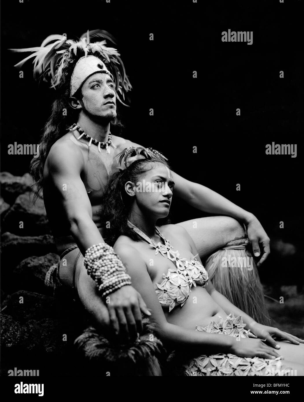 Rapanui Mann und Frau in Tracht, fotografiert bei Te Pahu Höhlen (MR) Stockfoto