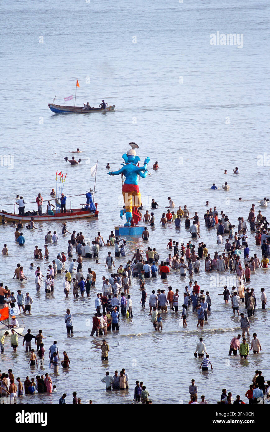 AAD 60971: Ganesh Ganpati Festival; Eintauchen des großen Idol Elefanten Kopf Gott; Bombay Mumbai; Maharashtra; Indien Stockfoto