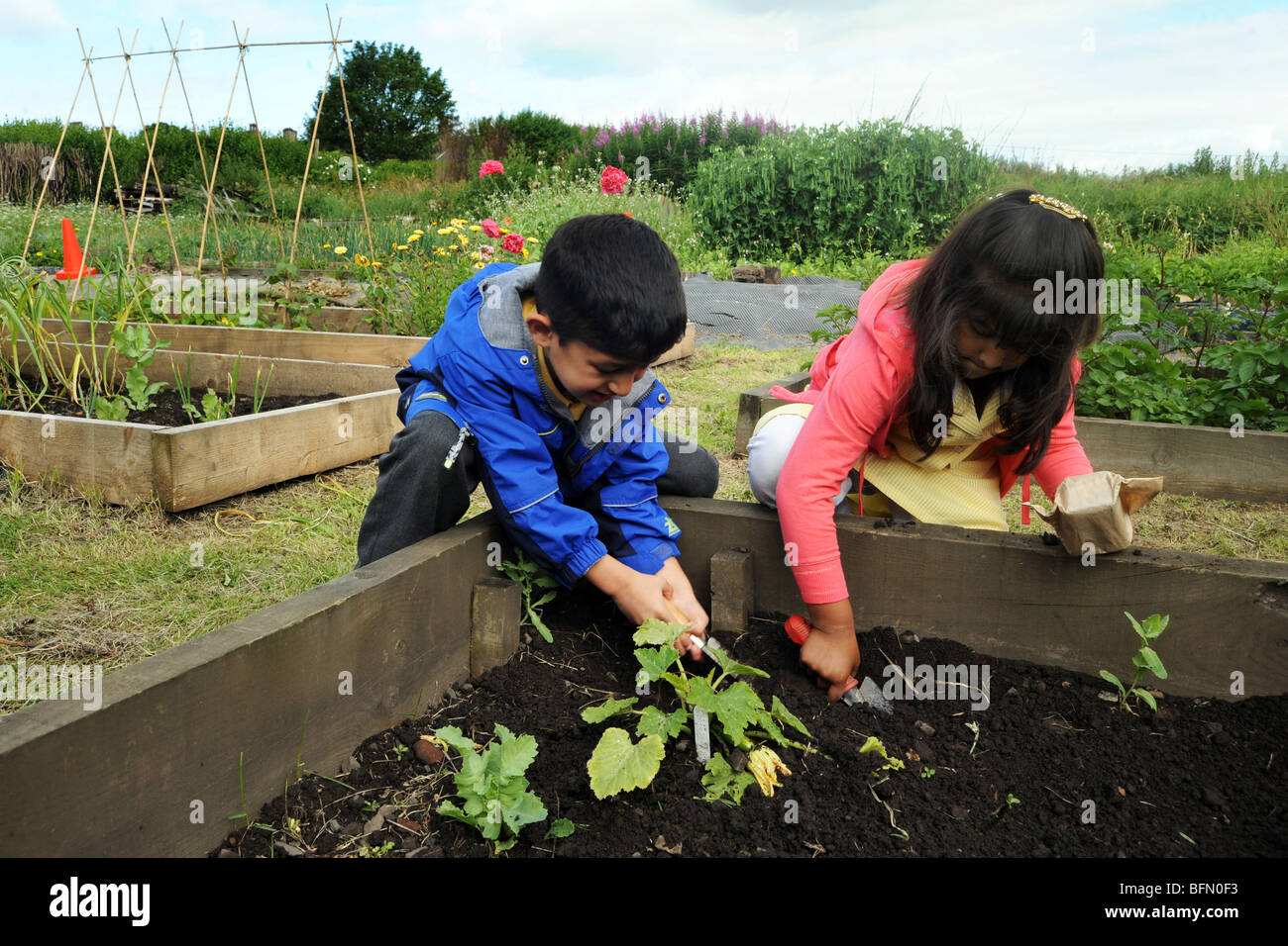 Kinder besuchen Zuteilungen von örtlichen Schulen, Bradford Stockfoto