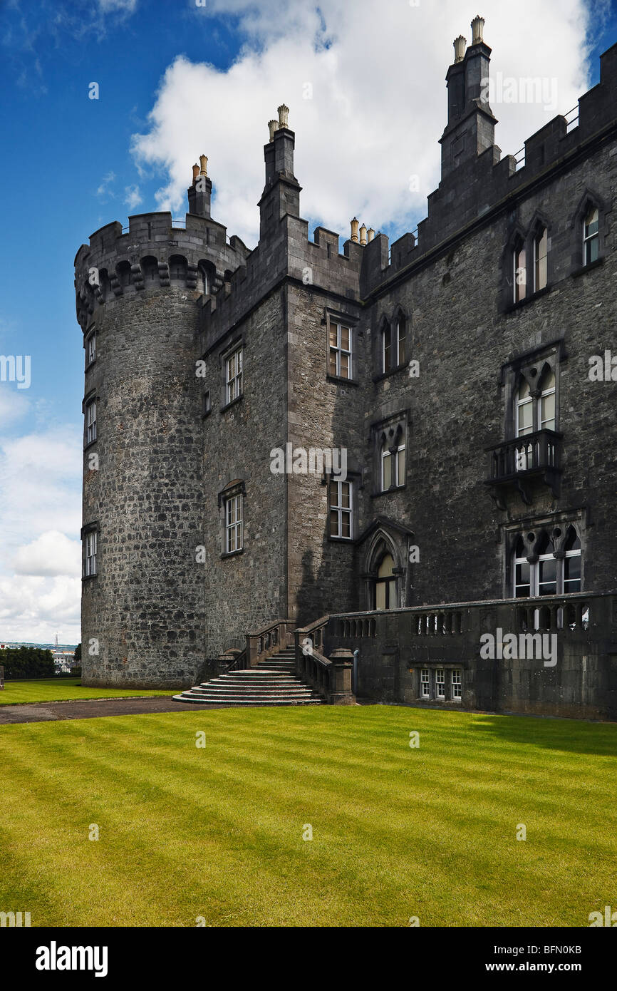 Irland, Kilkenny, Kilkenny. Die Vorderseite des Kilkenny Castle. Stockfoto