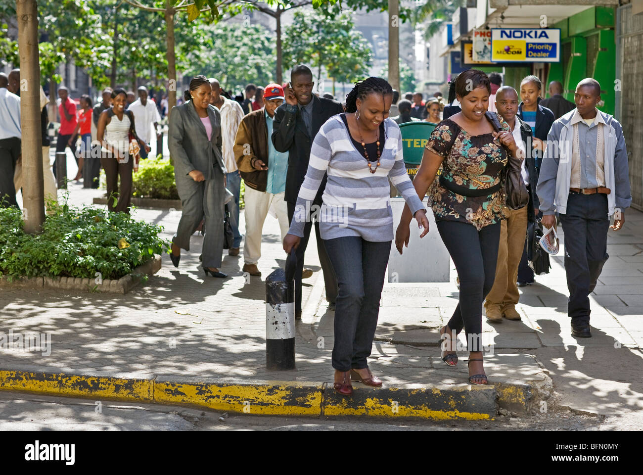 Kenia, Nairobi.  Einem anstrengenden Vormittag Straßenszene in Mama Ngina Street, Nairobi. Stockfoto