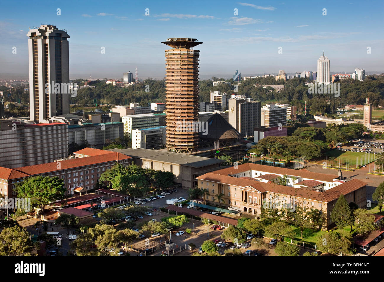 Kenia, Nairobi. Nairobi im morgendlichen Sonnenlicht mit Rundturm der Kenyatta Konferenzzentrum im Vordergrund. Stockfoto