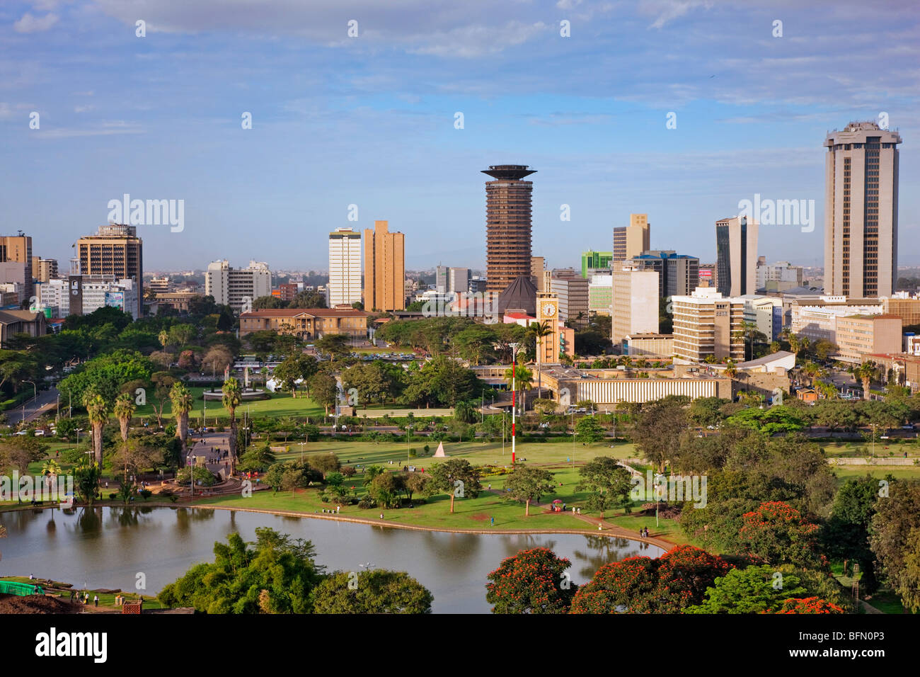 Kenia, Nairobi. Nairobi in der späten Nachmittag Sonne mit Uhuru Park im Vordergrund. Stockfoto