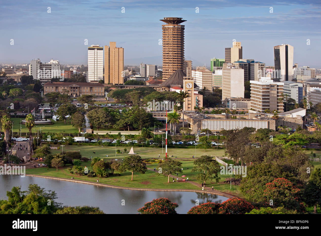 Kenia, Nairobi. Nairobi in der späten Nachmittag Sonne mit Uhuru Park im Vordergrund. Stockfoto