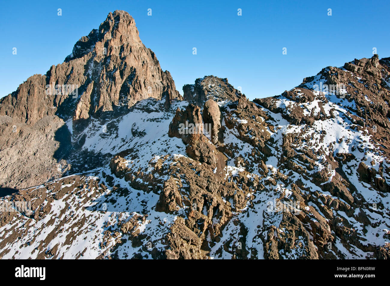 Kenia. Die Schnee bestäubt Gipfeln des Mount Kenya, Afrika s zweite höchsten Berg. Stockfoto