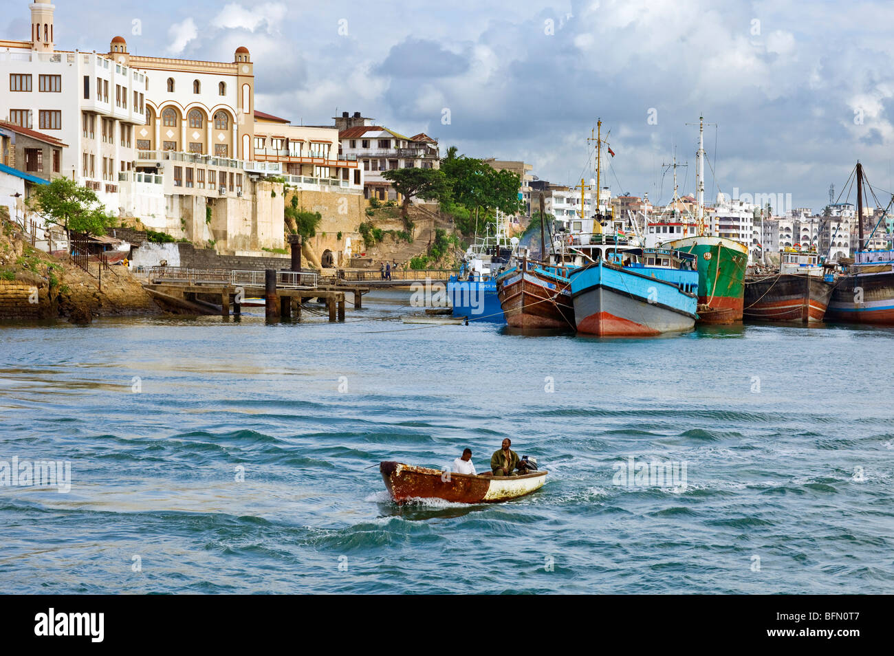 Kenia, Mombasa. Das Wasser vor der alten Dhau-Hafen in Mombasa jetzt flach ausgearbeitet Schiffe für Küstenfahrt verwendet. Stockfoto