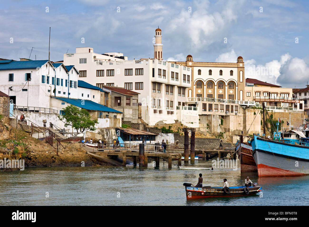 Kenia, Mombasa. Das Wasser vor der alten Dhau-Hafen in Mombasa jetzt flach ausgearbeitet Schiffe für Küstenfahrt verwendet. Stockfoto