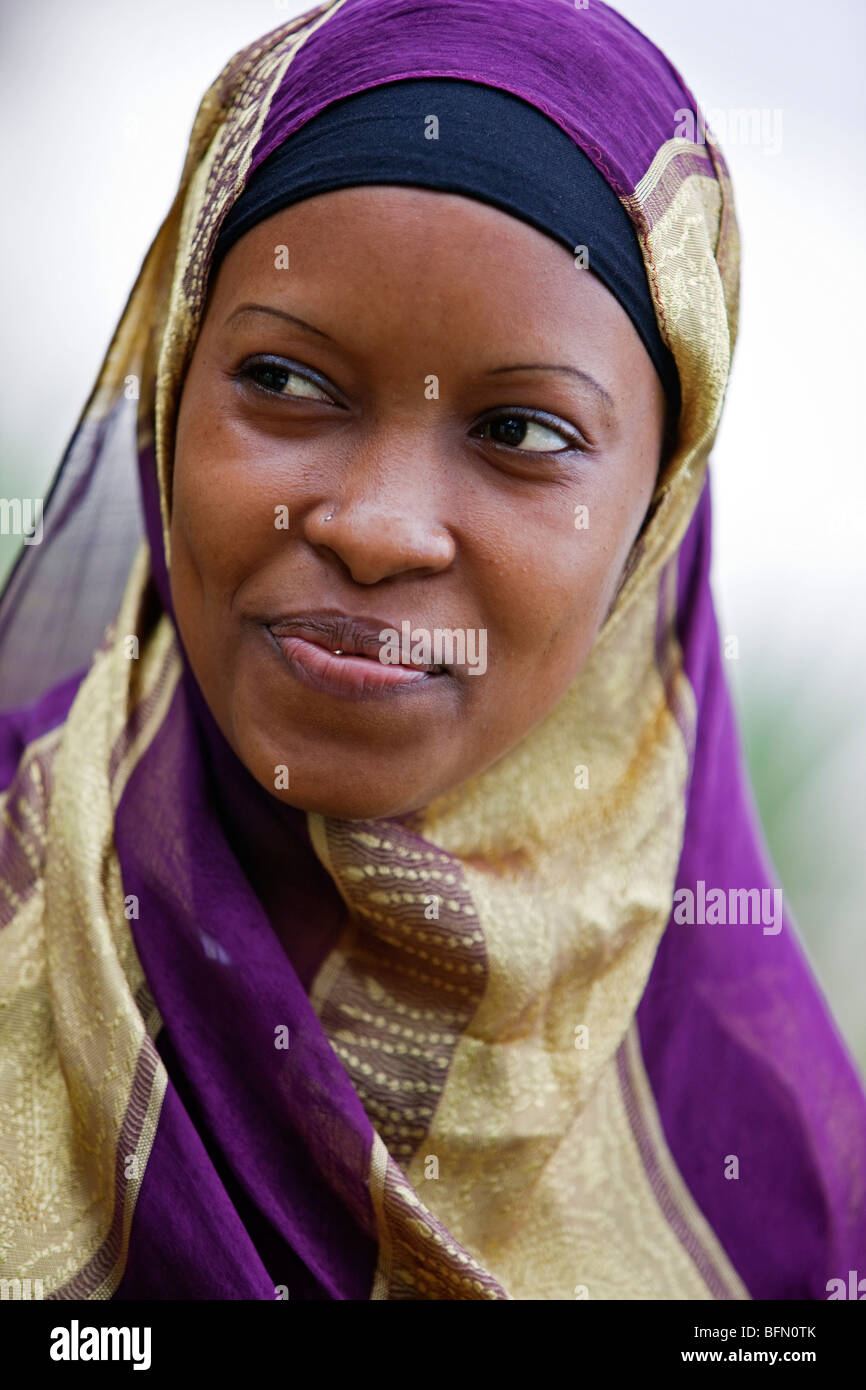 Kenia, Mombasa. Ein Swahili-Mädchen aus Kenia s Küste tragen eine kleine goldene Nase Pin. Stockfoto