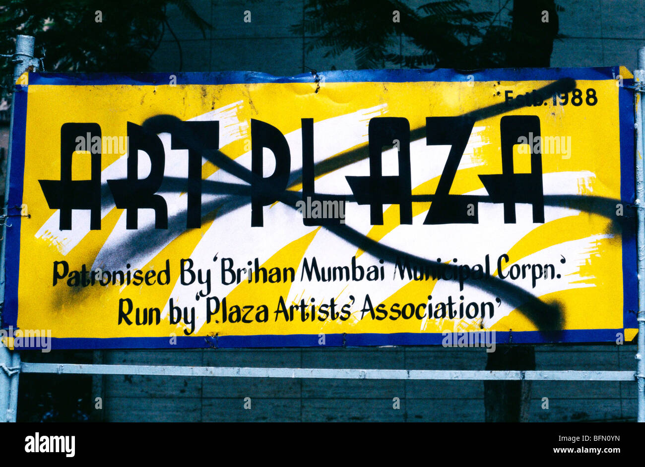 Anglophobie; Art Plaza Schild entstellt in Anti Englisch Protest; Kala ghoda; bombay; mumbai; maharashtra; indien; asien Stockfoto