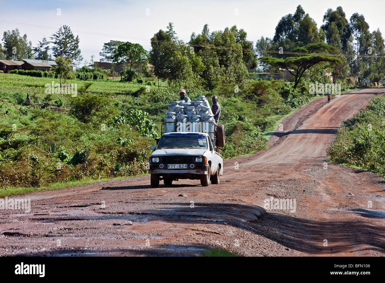 Kenia, Kapsabet Bezirk. Ein Pick-up-Truck bringt Milch von Kleinbauern zu einer lokalen Milchverarbeitung-Fabrik in der Nähe von Kapsabet. Stockfoto