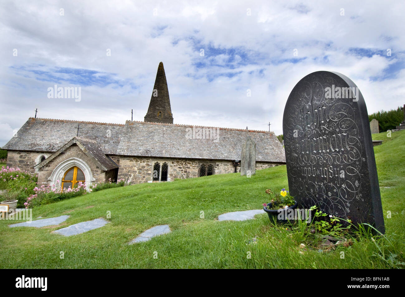 Dichter-Laureatus Sir John Betjeman Grab und Grabstein geschnitzt auf Delabole Schiefer in der St. Enadoc Kirche, Cornwall Stockfoto