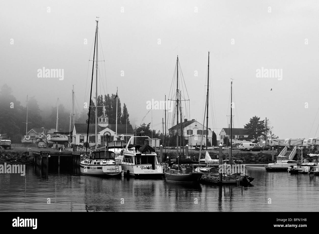 Ein Segelboot in einer Marina in den Sommern in Port Townsend im Staat Washington, USA Stockfoto