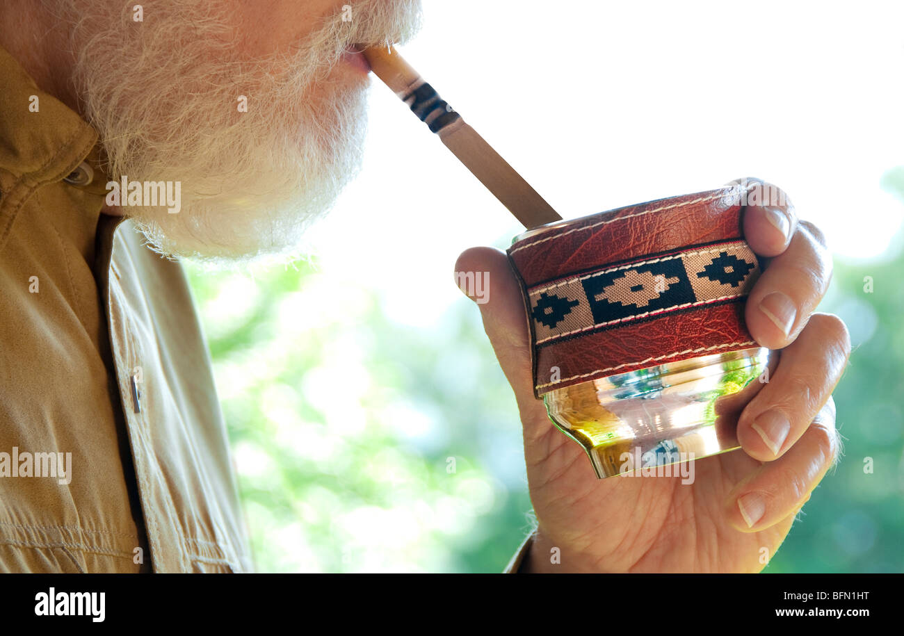 Ältere Menschen trinken aus einer Tasse Mate in Argentinien Stockfoto