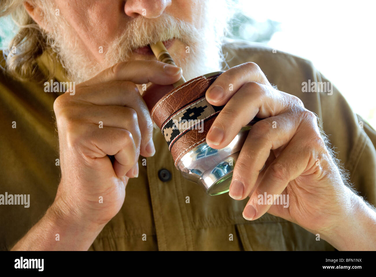 Ältere Menschen trinken aus einer Tasse Mate in Argentinien Stockfoto
