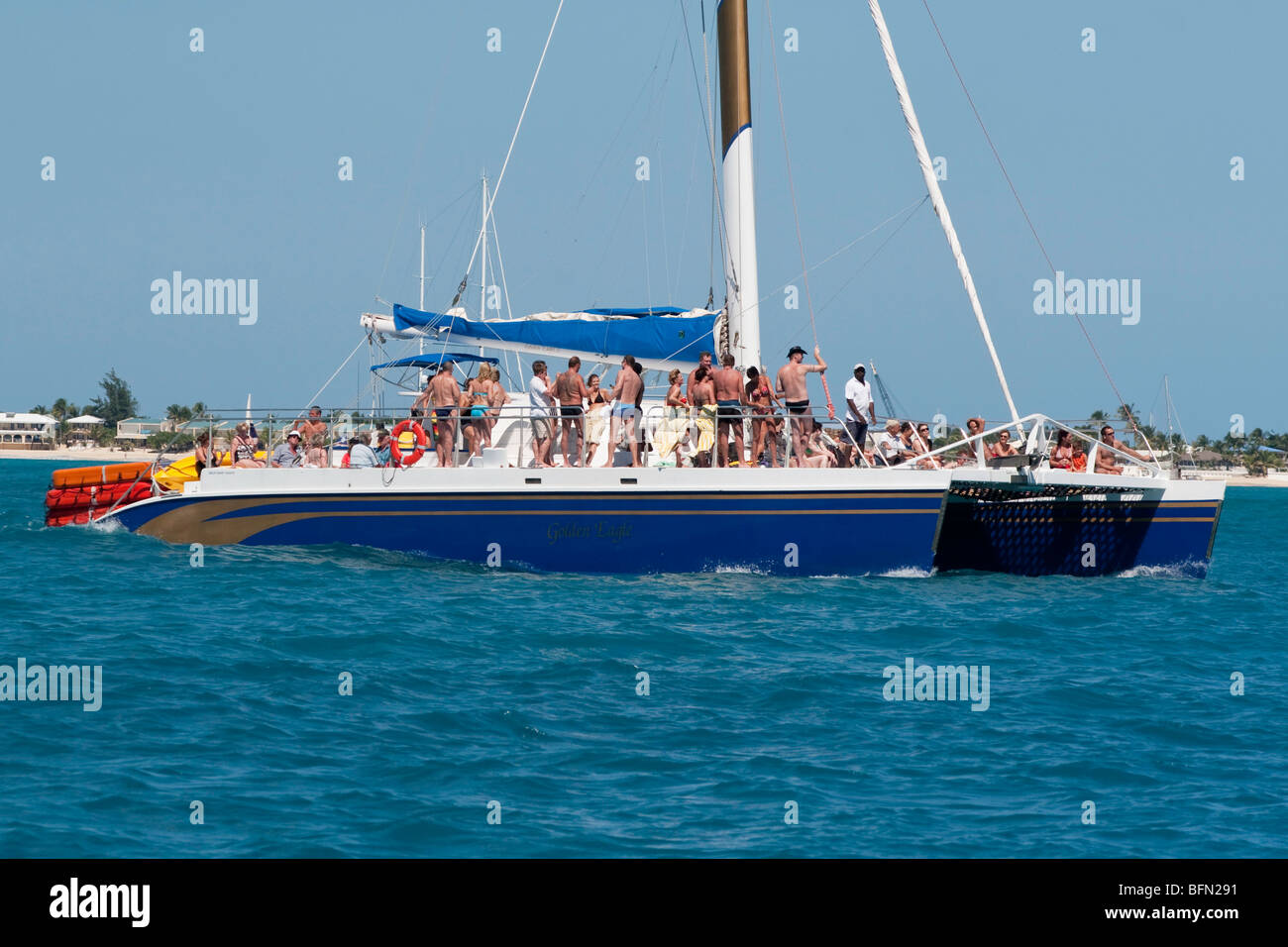 Der Katamaran Steinadler unterhält Urlauber einen Tagesausflug auf Sint Maarten / Saint Martin in der Karibik Stockfoto