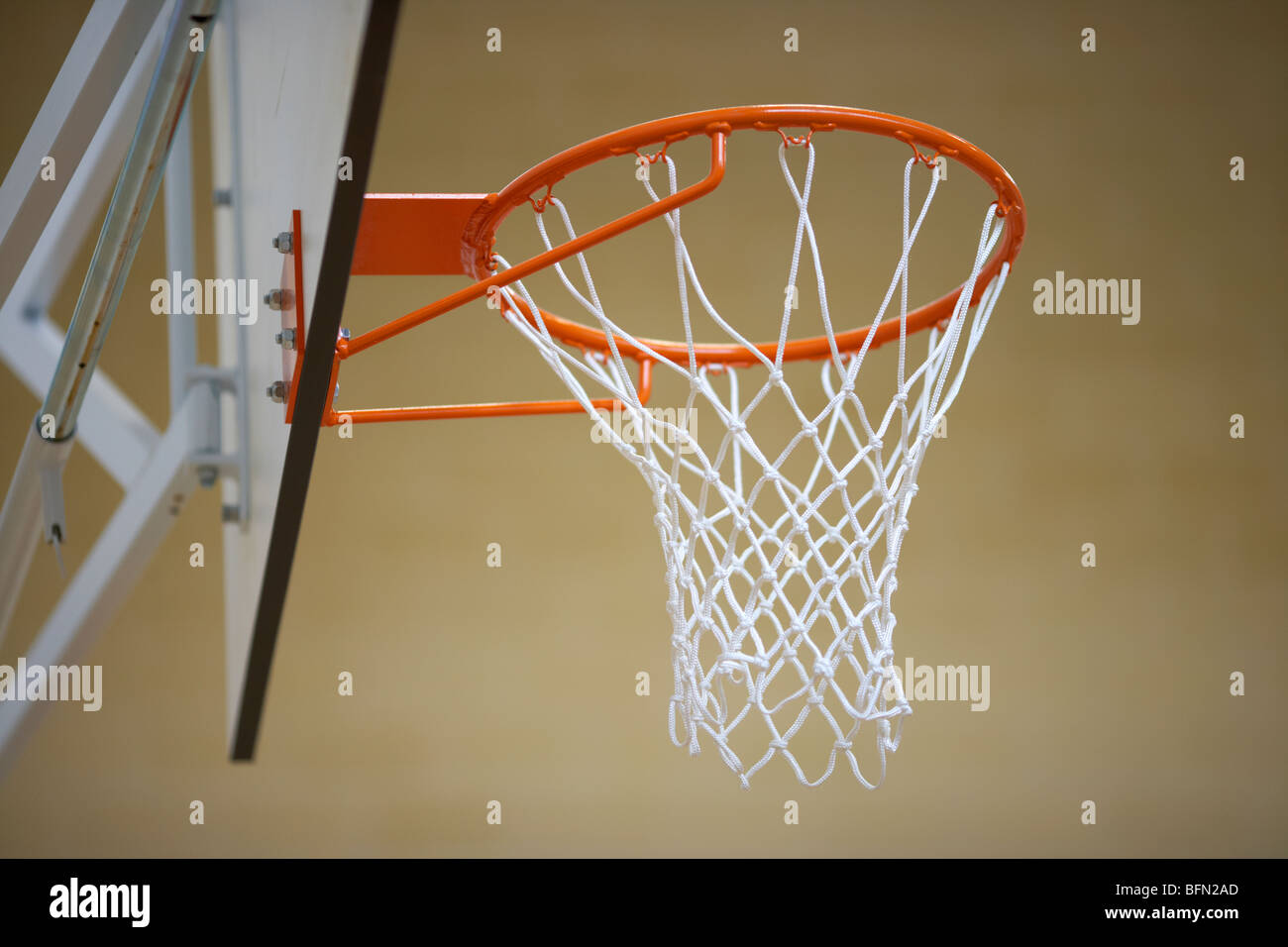 Basketballkorb und Rahmen in einer Turnhalle Sport Hall niedrigen Winkel selektiven Fokus Stockfoto