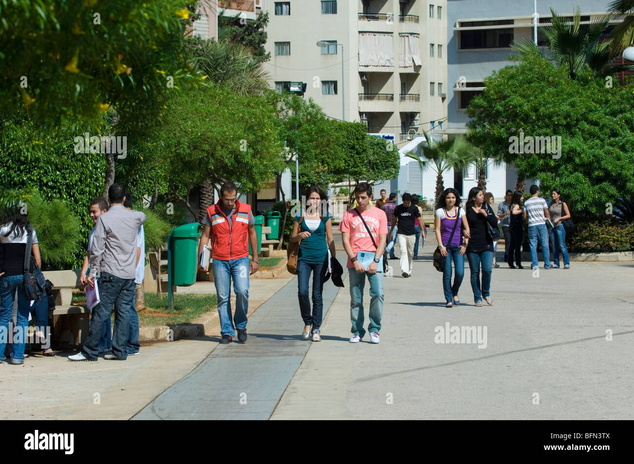 Studenten, die zu Fuß in Beirut arabische Universitätscampus Libanon Middle East Asia Stockfoto
