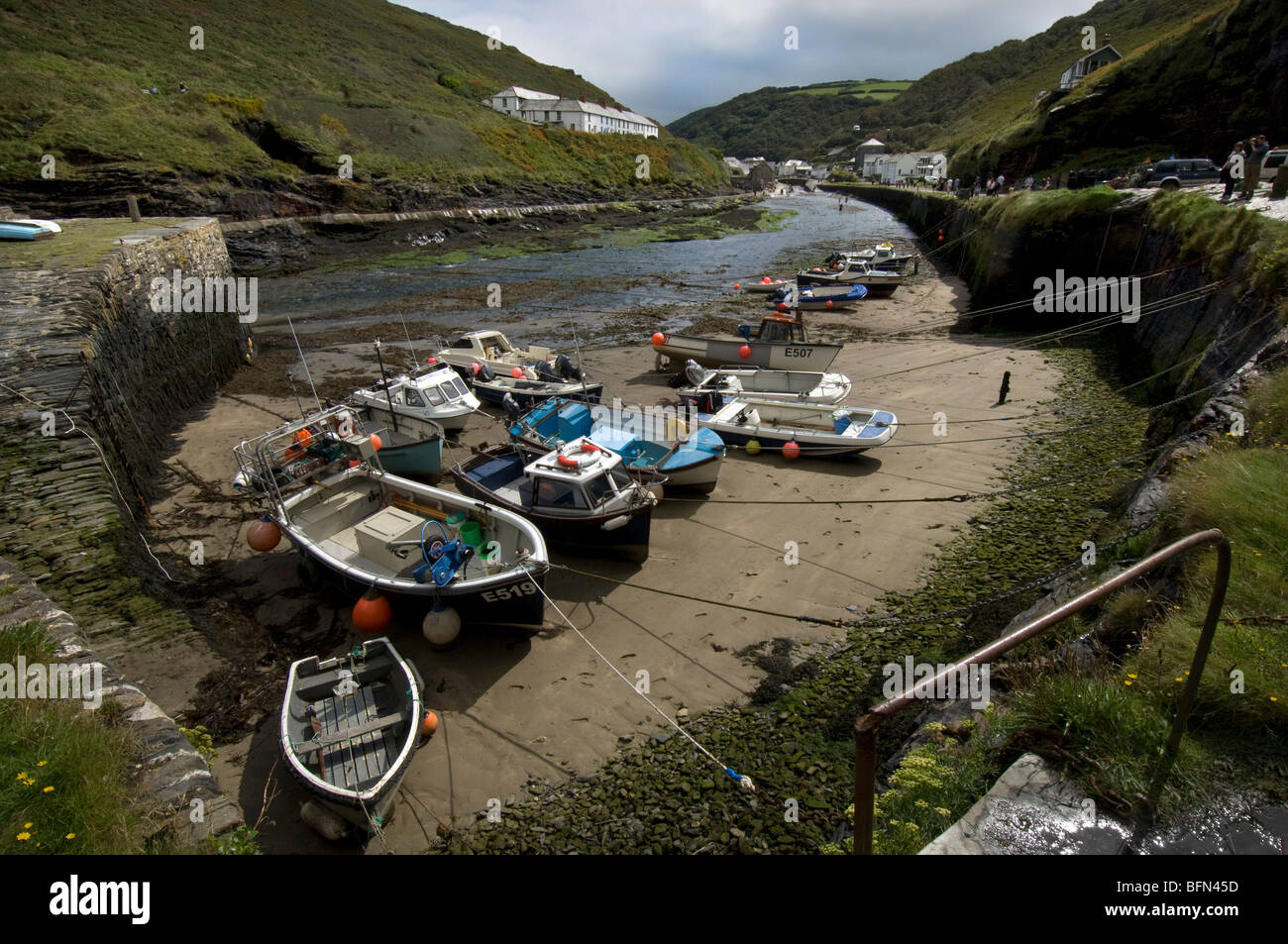 Angelboote/Fischerboote im Hafen bei Ebbe in Boscastle Cornwall. Stockfoto