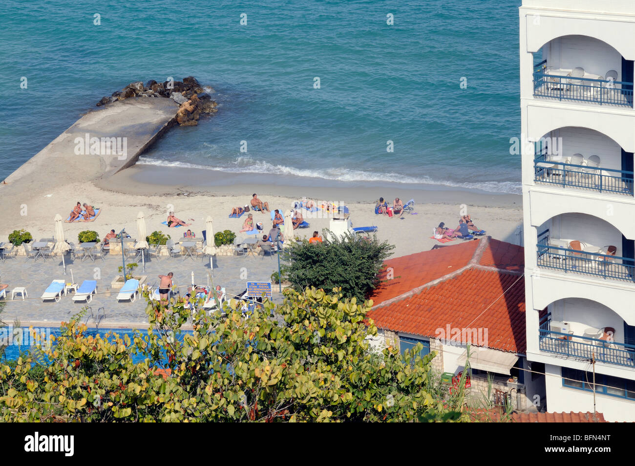 Hotel am Wasser in Kallithea Griechenland Touristen Sonnenbaden am Sandstrand Stockfoto