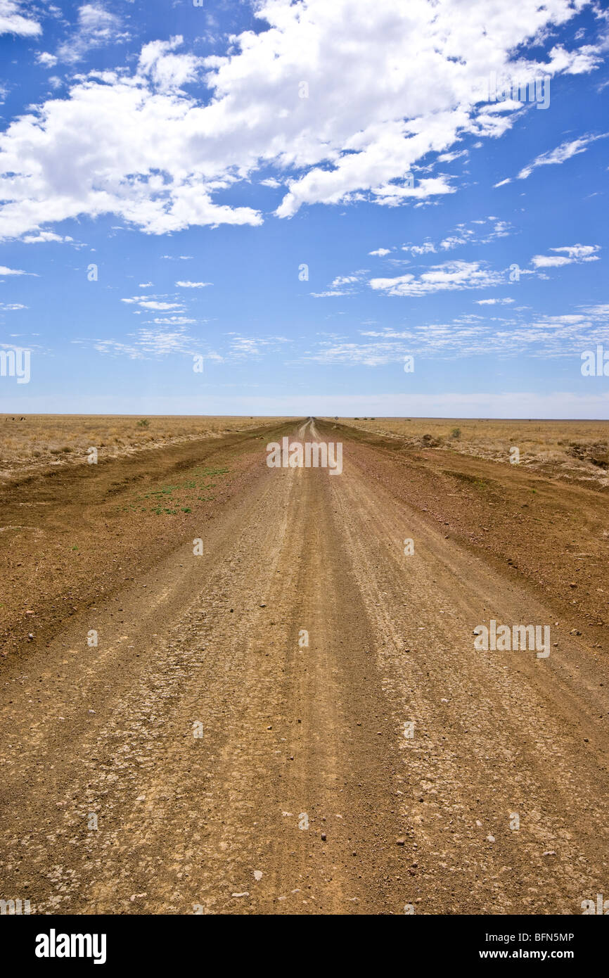 Eine grobe Schotterpiste bildet eine wichtige Verkehrsader im Outback. Stockfoto