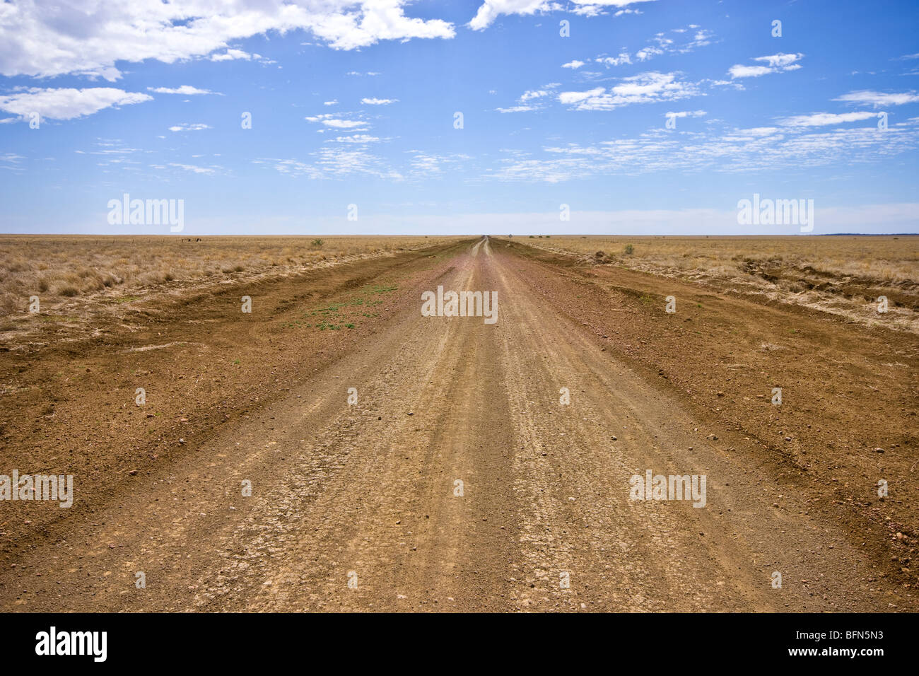 Eine grobe Schotterpiste bildet eine wichtige Verkehrsader im Outback. Stockfoto