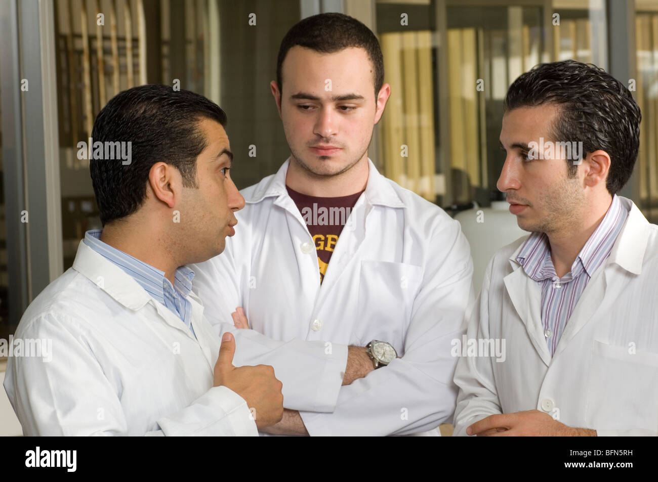 Pharmaziestudenten im Gespräch mit ihrem Lehrer Stockfoto