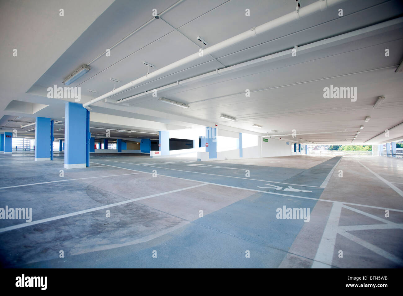 Parkplatz Kingsway Shopping Centre in Newport Gwent South Wales UK Stockfoto