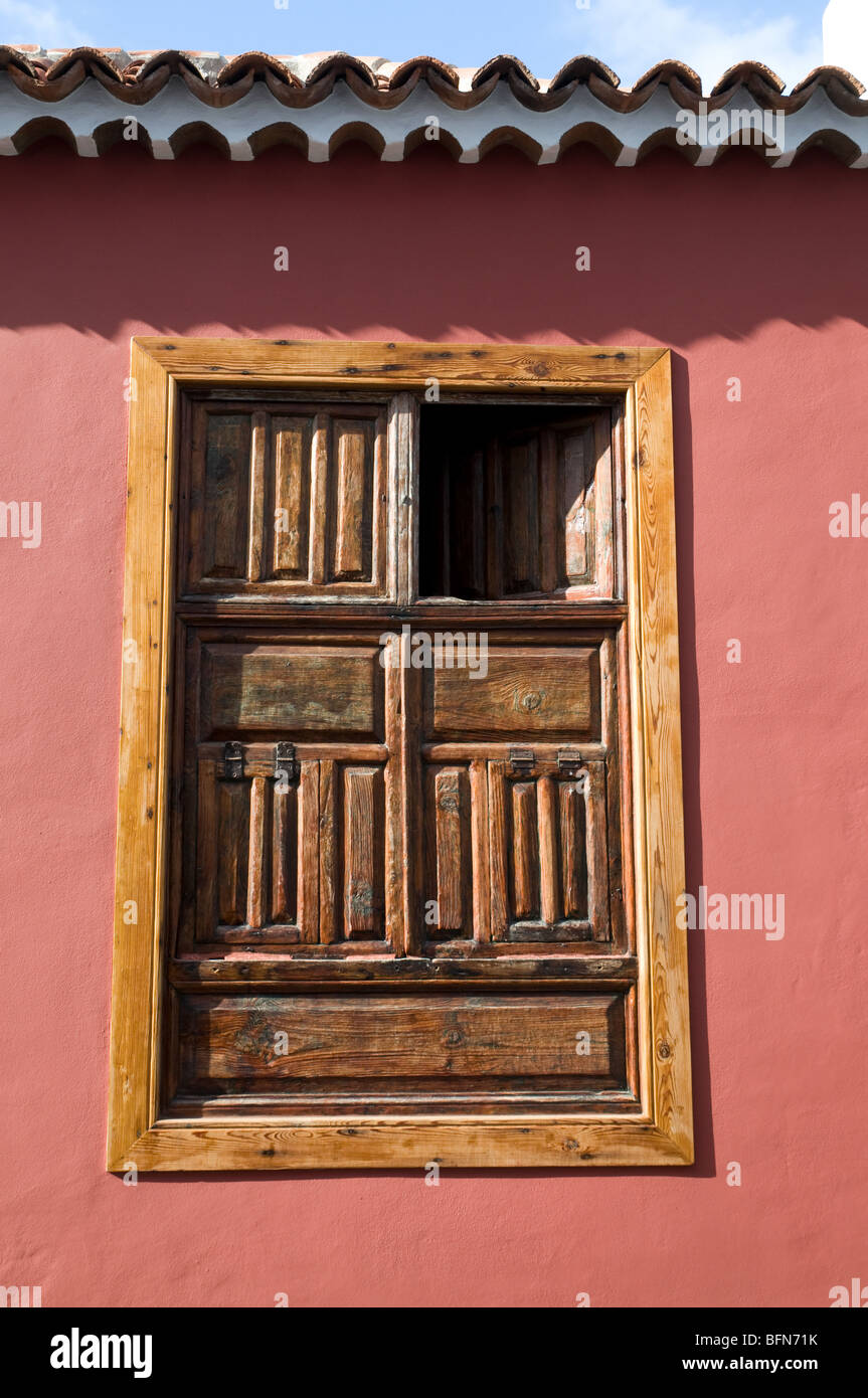 Haus auf Teneriffa mit rosa Wand alte Fenster Tonziegel Stockfoto