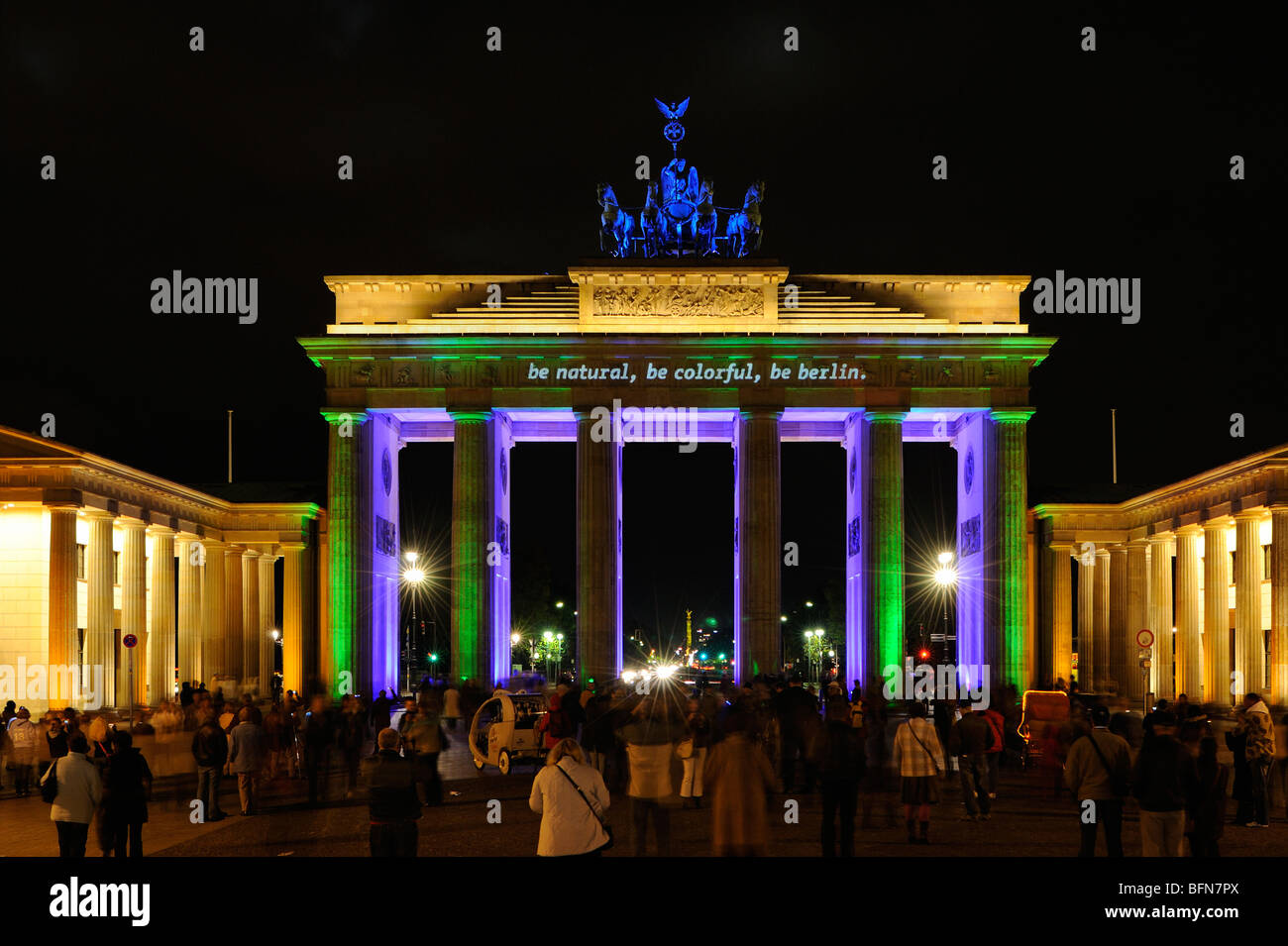 Brandenburger Tor bei Nacht, blau Quadriga, Festival of Lights Berlin, Deutschland, Europa Stockfoto