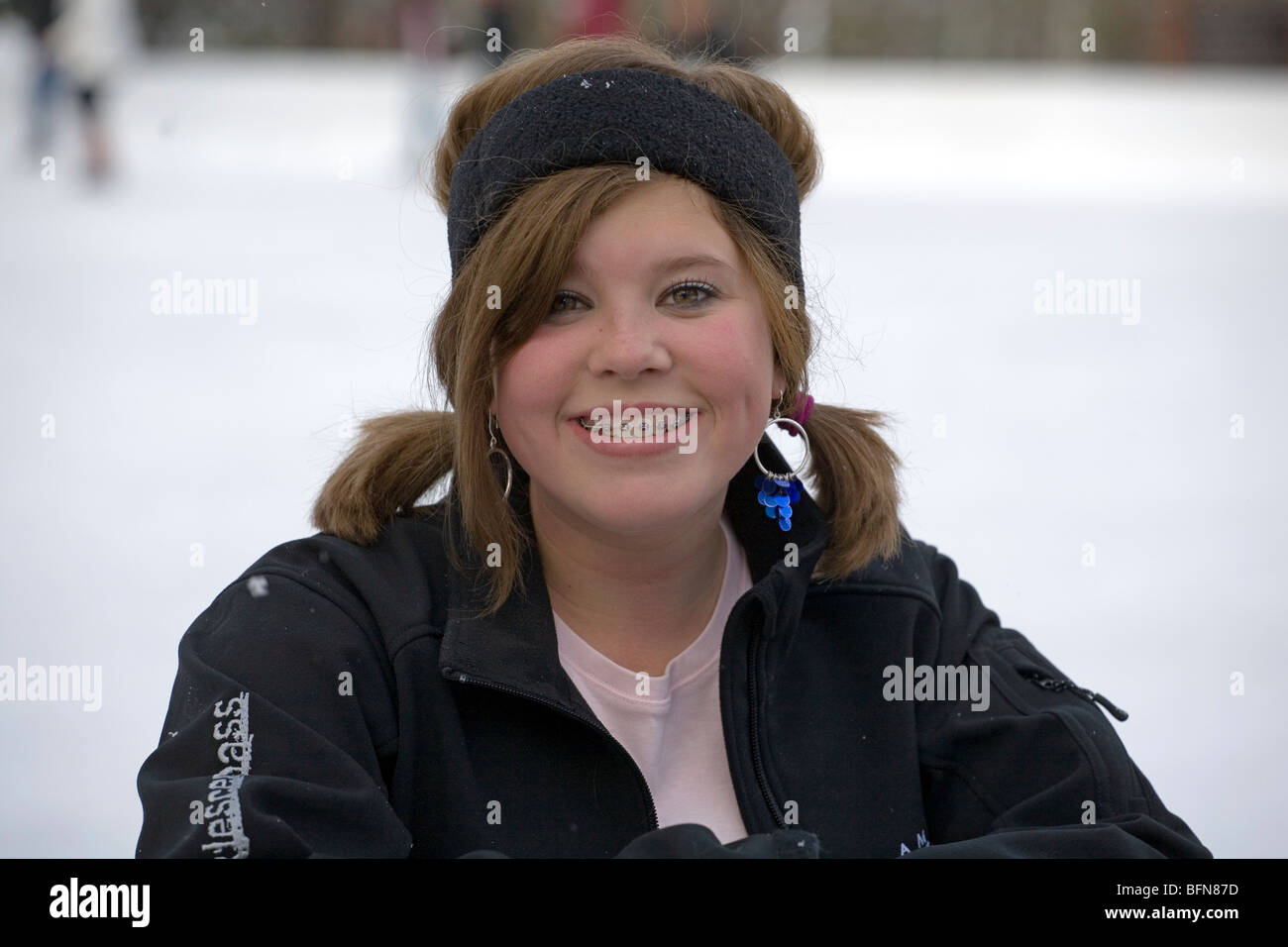 Eine hübsche junge amerikanischen Teenager tragen Metall-Klammern auf ihre Zähne Stockfoto