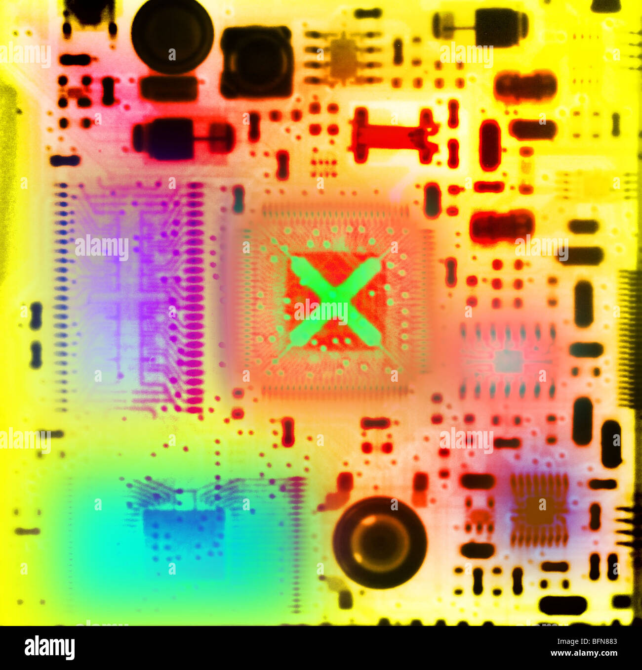 Farbe verstärkt Röntgen eines Computer-Chips Stockfoto