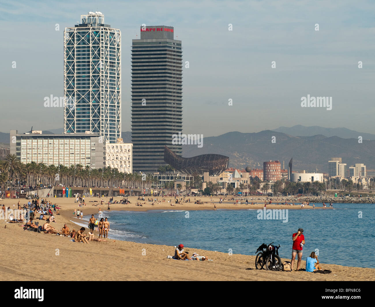 Barcelona-Twin-Towers - das Hotel Arts und der Mapfre Tower Barcelona Spanien-Blick vom Strand Stockfoto